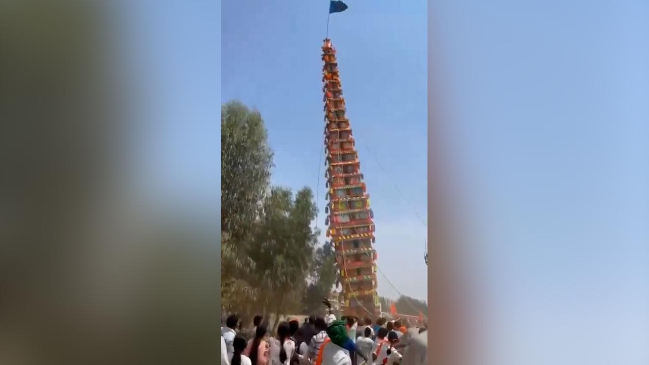 India, carro alto oltre 30 metri crolla durante una festa religiosa