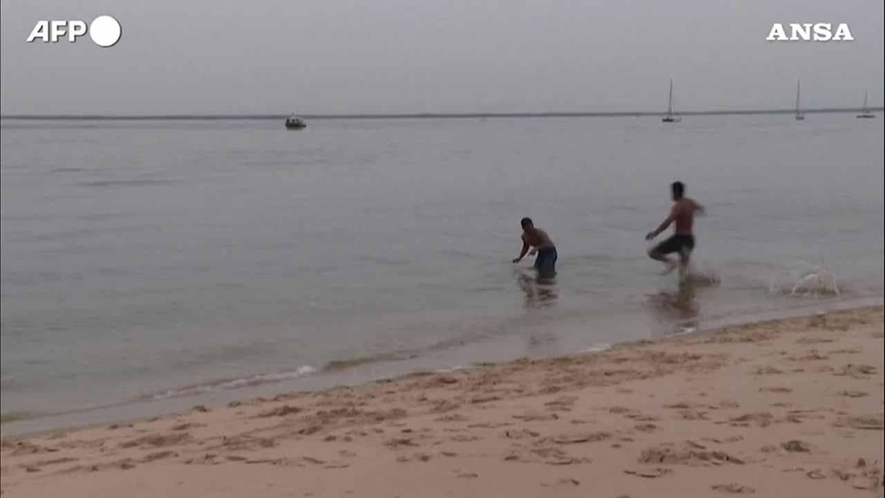 Francia, caldo anomalo in Gironda: bagnanti in spiaggia ad Arcachon