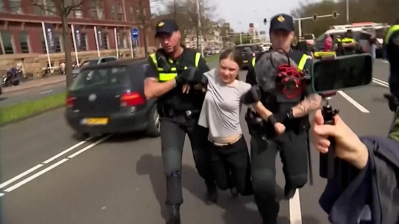 Olanda, l'arresto di Greta Thunberg dopo una protesta per il cambiamento climatico: il video