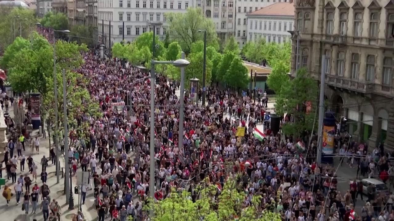 Ungheria, contro Orban decine di migliaia di manifestanti in strada a Budapest