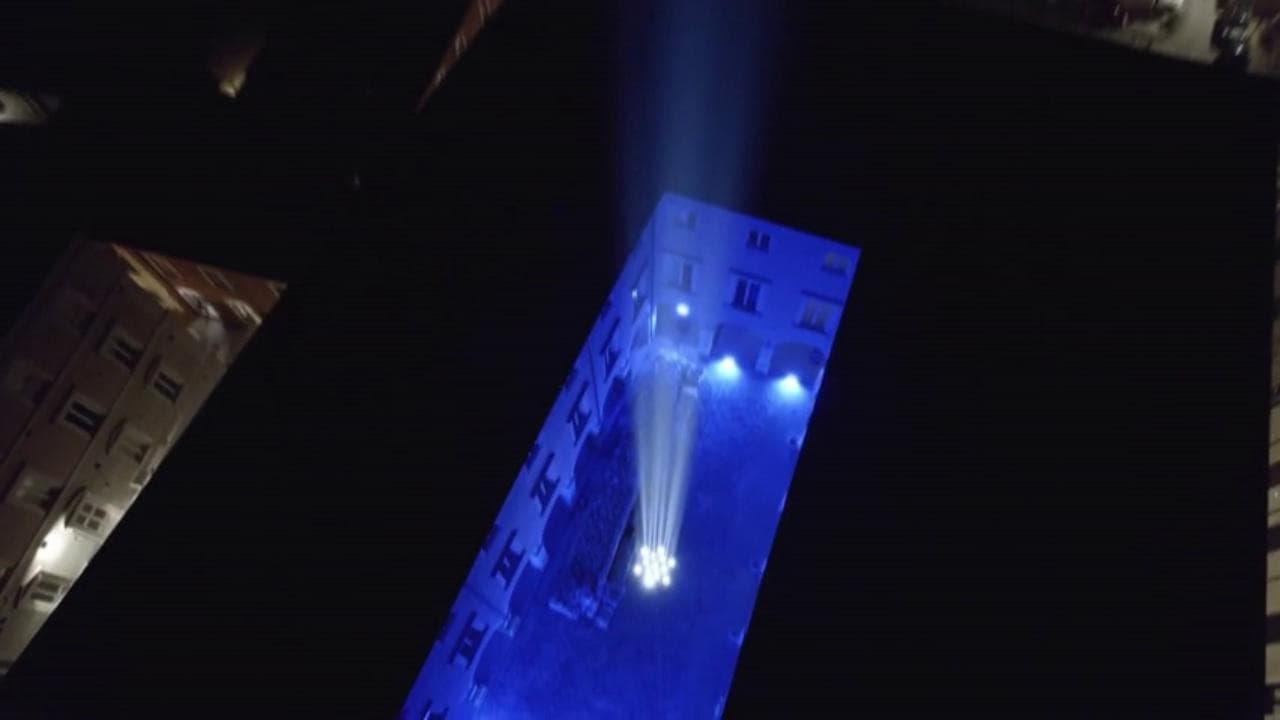 L'Aquila si ferma: un fascio di luce illumina la notte in ricordo delle vittime
