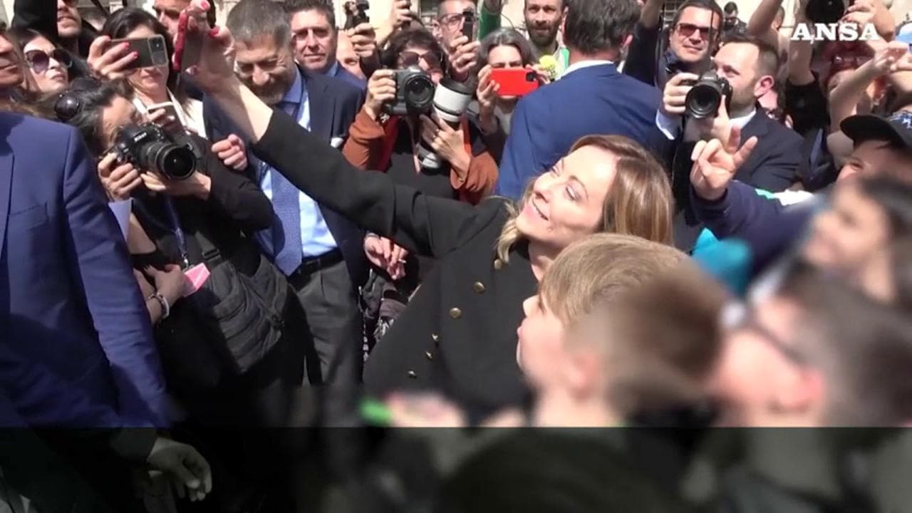 Il selfie di Giorgia Meloni con la scolaresca: "Niente cellulare? Bene, state a studia'"