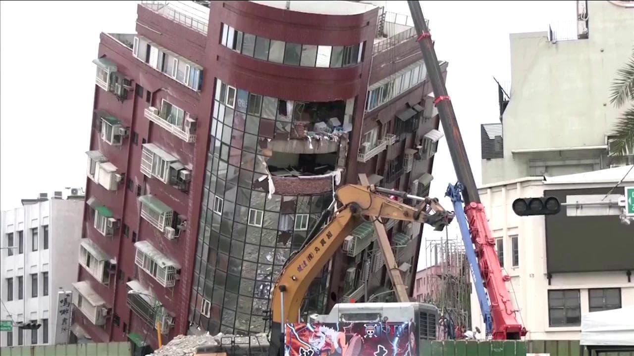 Terremoto a Taiwan, al via la demolizione del palazzo pendente