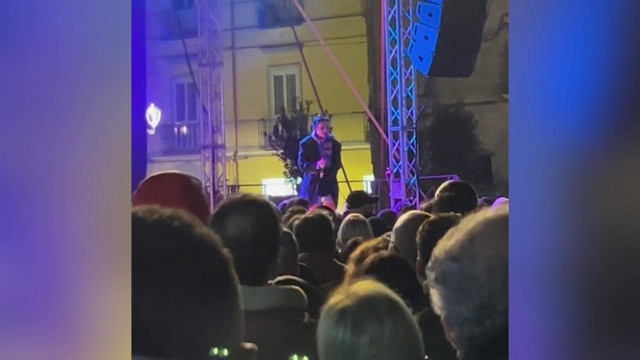 Malore al concerto di Arisa, l'artista interrompe l'esibizione: "Chiamate un'ambulanza"