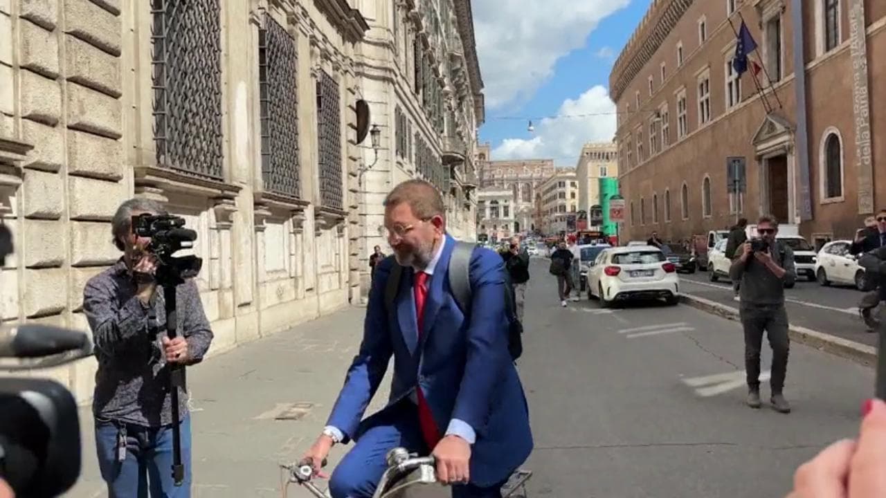 Roma, Ignazio Marino arriva in bicicletta a Palazzo Grazioli