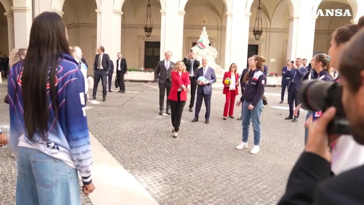 Giorgia Meloni palleggia con le stelle del volley italiano nel cortile di Palazzo Chigi