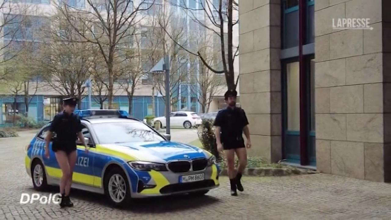 Germania, non ci sono le divise e i poliziotti restano in mutande
