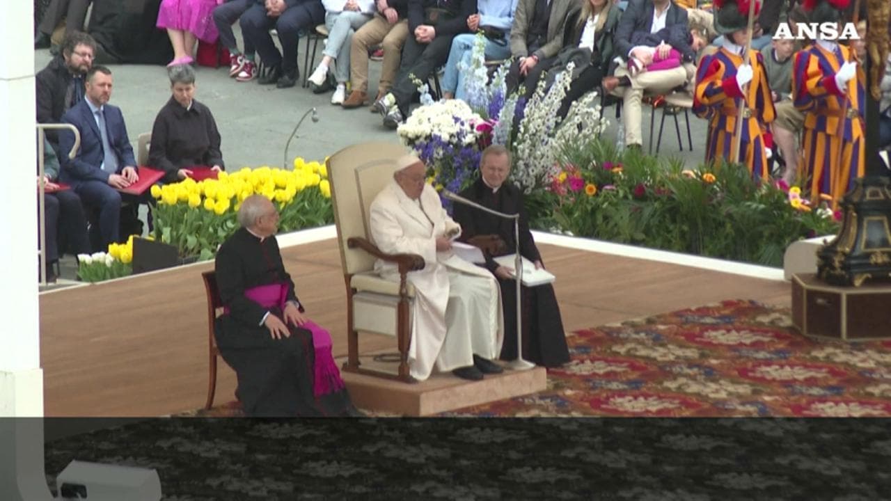 Papa Francesco: "Profondo rammarico per i volontari uccisi a Gaza"