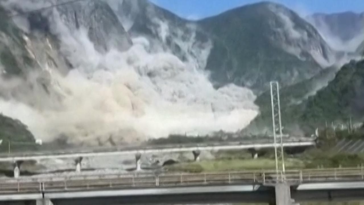 Frane nella contea montuosa di Hualien, epicentro del terremoto di Taiwan: le immagini dei crolli