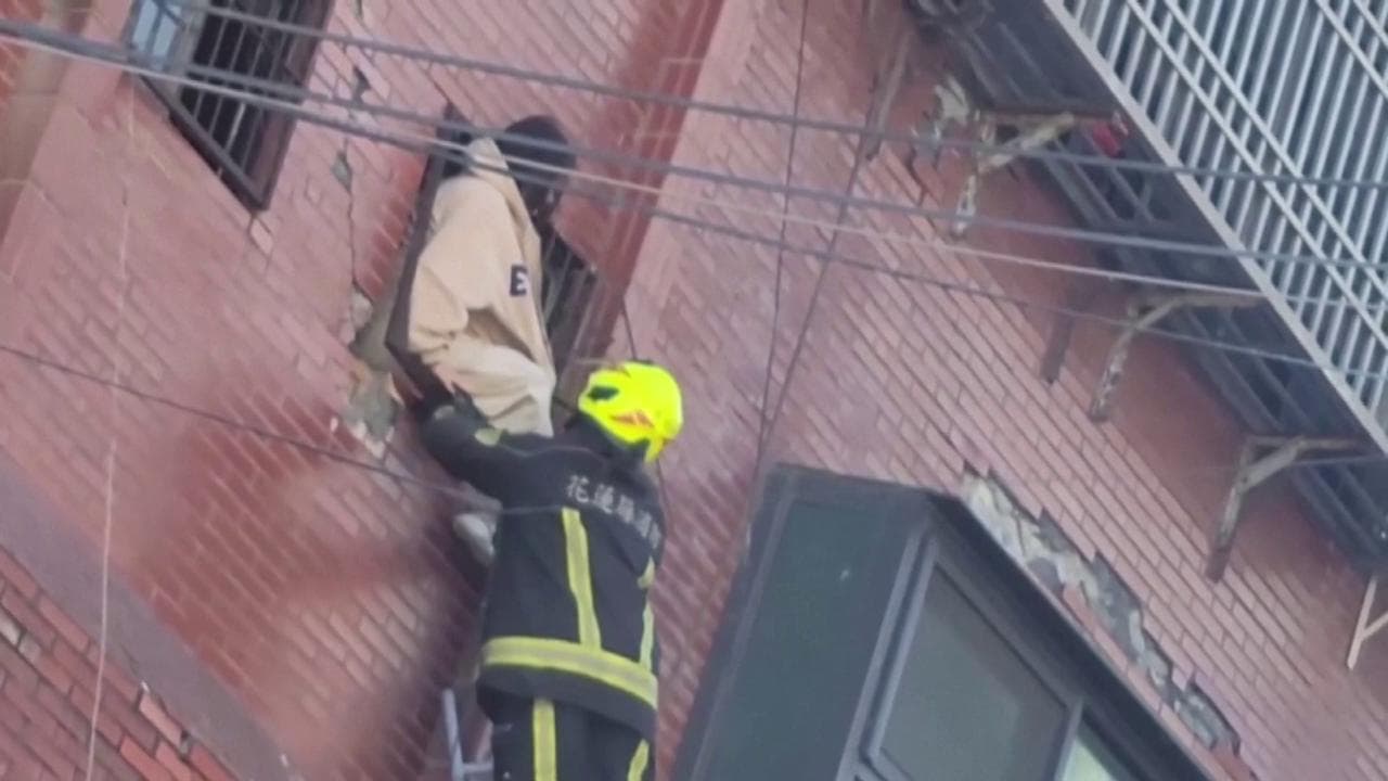 Terremoto a Taiwan, palazzi crollati: le persone fuggono dalle finestre, le immagini dei soccorsi