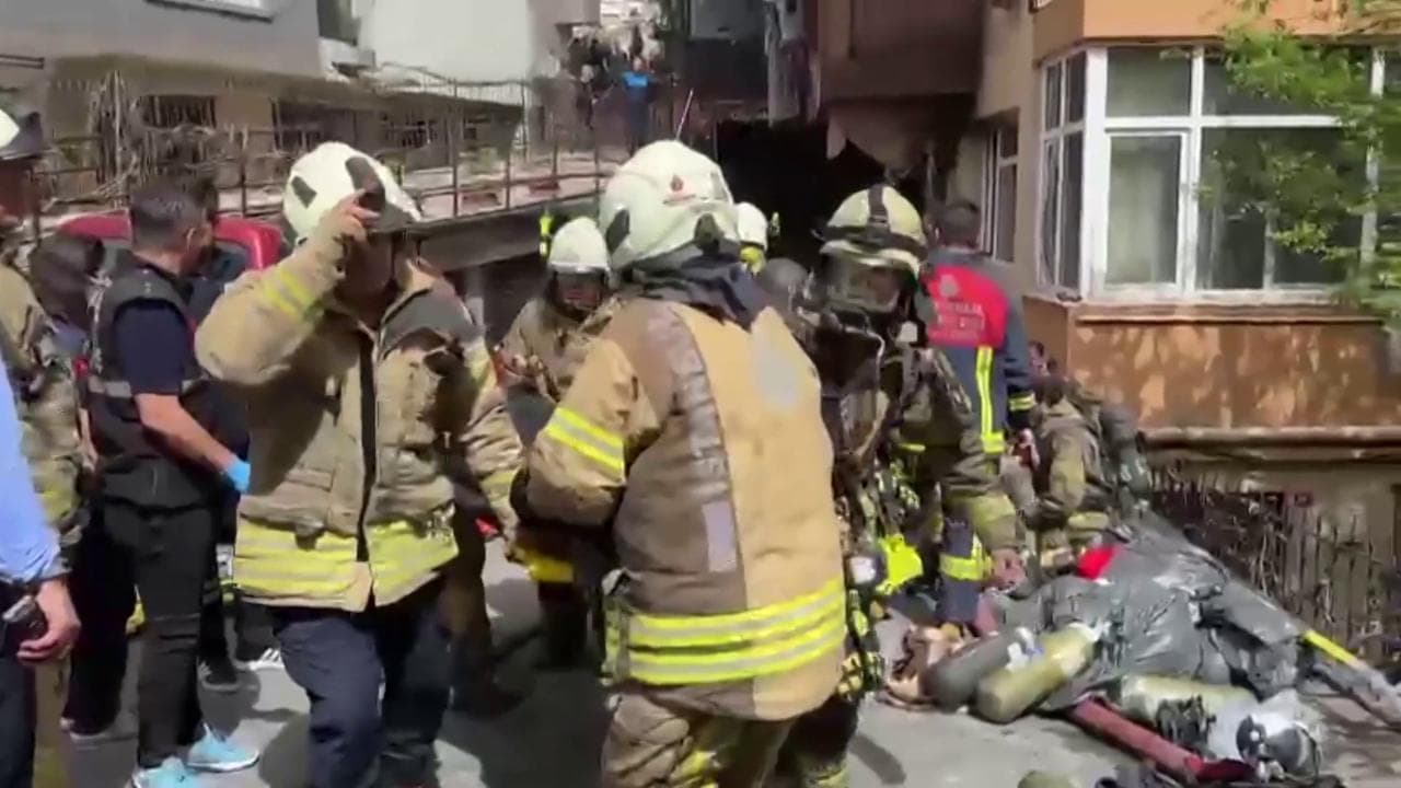 Turchia, incendio in un palazzo nel centro di Istanbul: ci sono morti e feriti