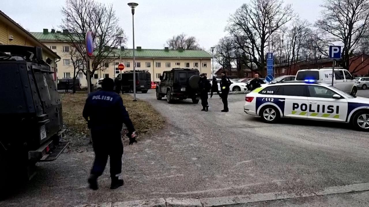Sparatoria in una scuola in Finlandia, la polizia circonda l'edificio