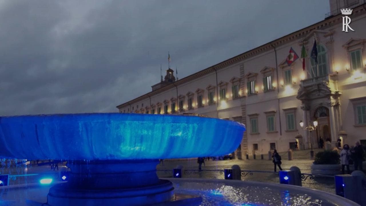 Autismo, la fontana dei Dioscuri al Quirinale s'illumina di blu per la Giornata della consapevolezza