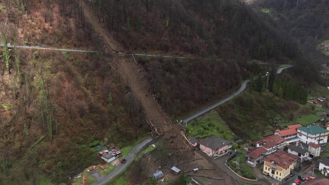 Maltempo, la frana in Valle Strona 'taglia' a metà la collina: le immagini dal drone