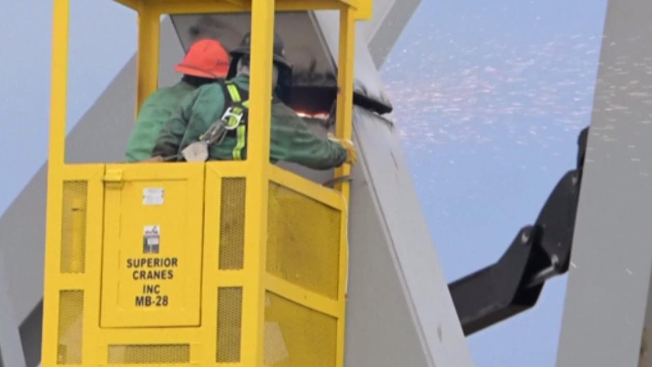 Baltimora, operai tagliano l'acciaio del ponte crollato: i lavori per la rimozione della struttura