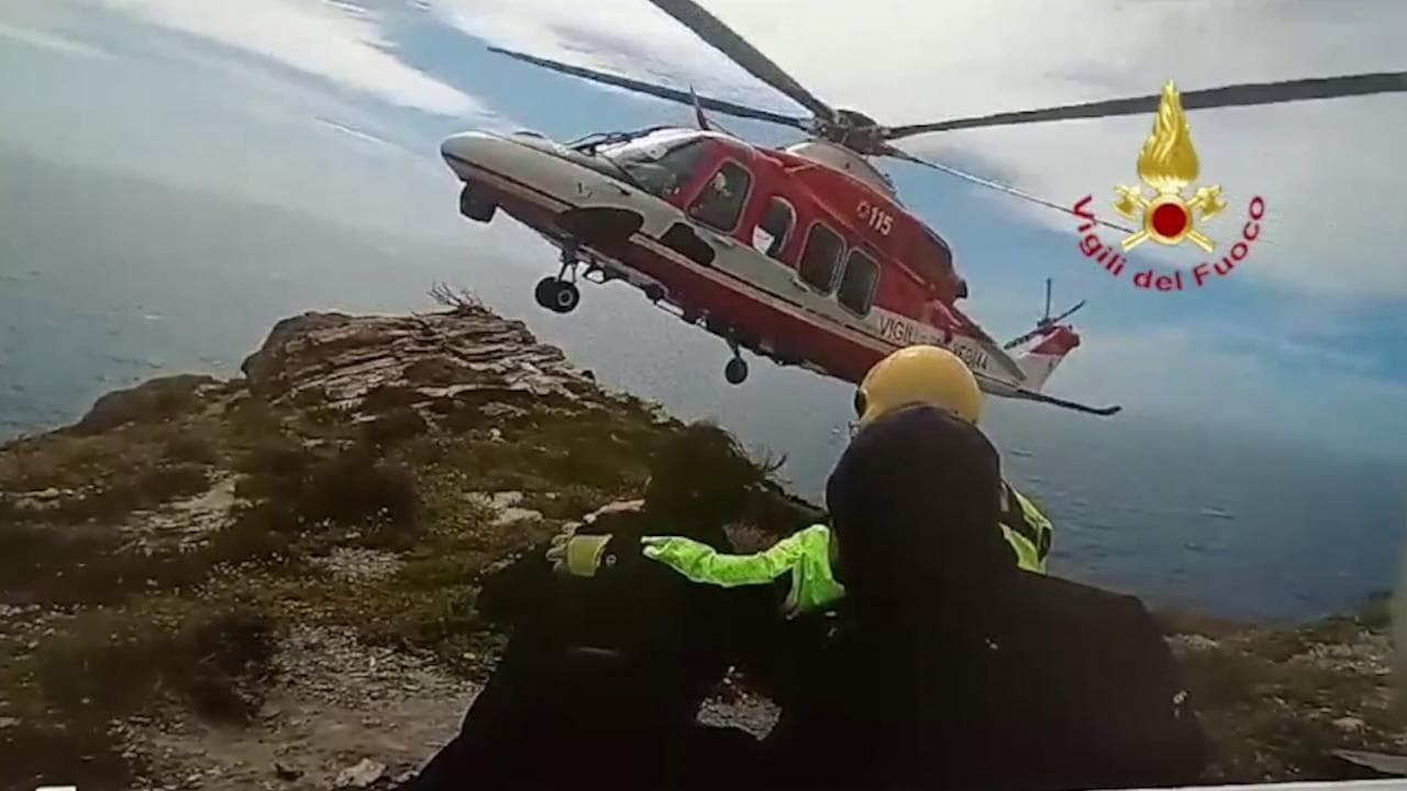 Sardegna, il salvataggio degli escursionisti smarriti: l'elicottero plana su uno sperone di roccia