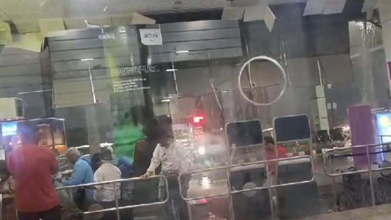 Tempesta in India, il tetto dell'aeroporto si apre in due: l'acqua si abbatte sui passeggeri