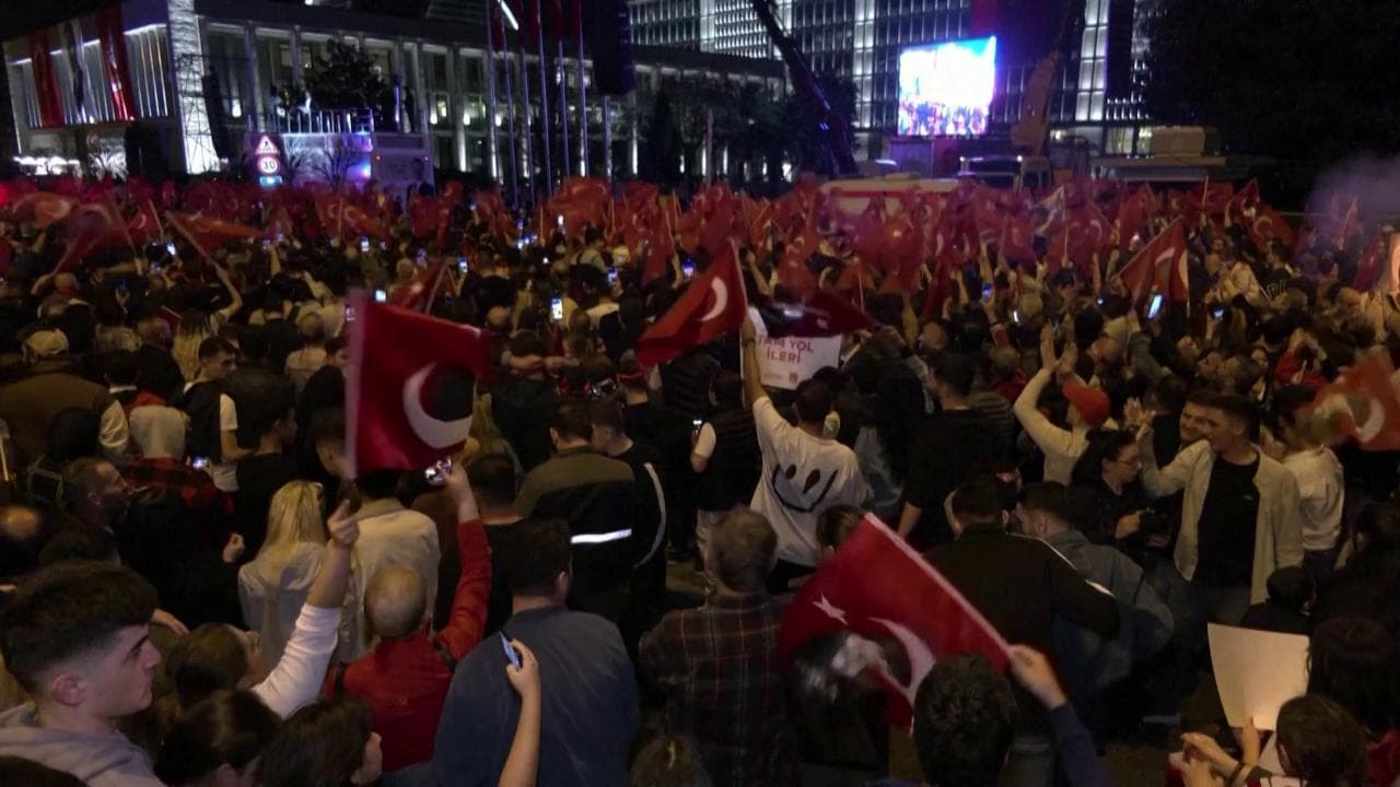 Turchia, Erdogan sconfitto alle elezioni amministrative: l'opposizione festeggia in piazza