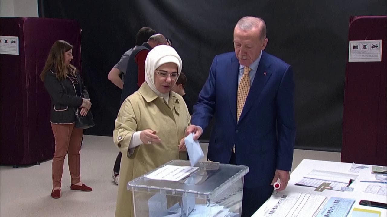 Turchia, elezioni amministrative: il presidente Erdogan e la moglie votano al seggio