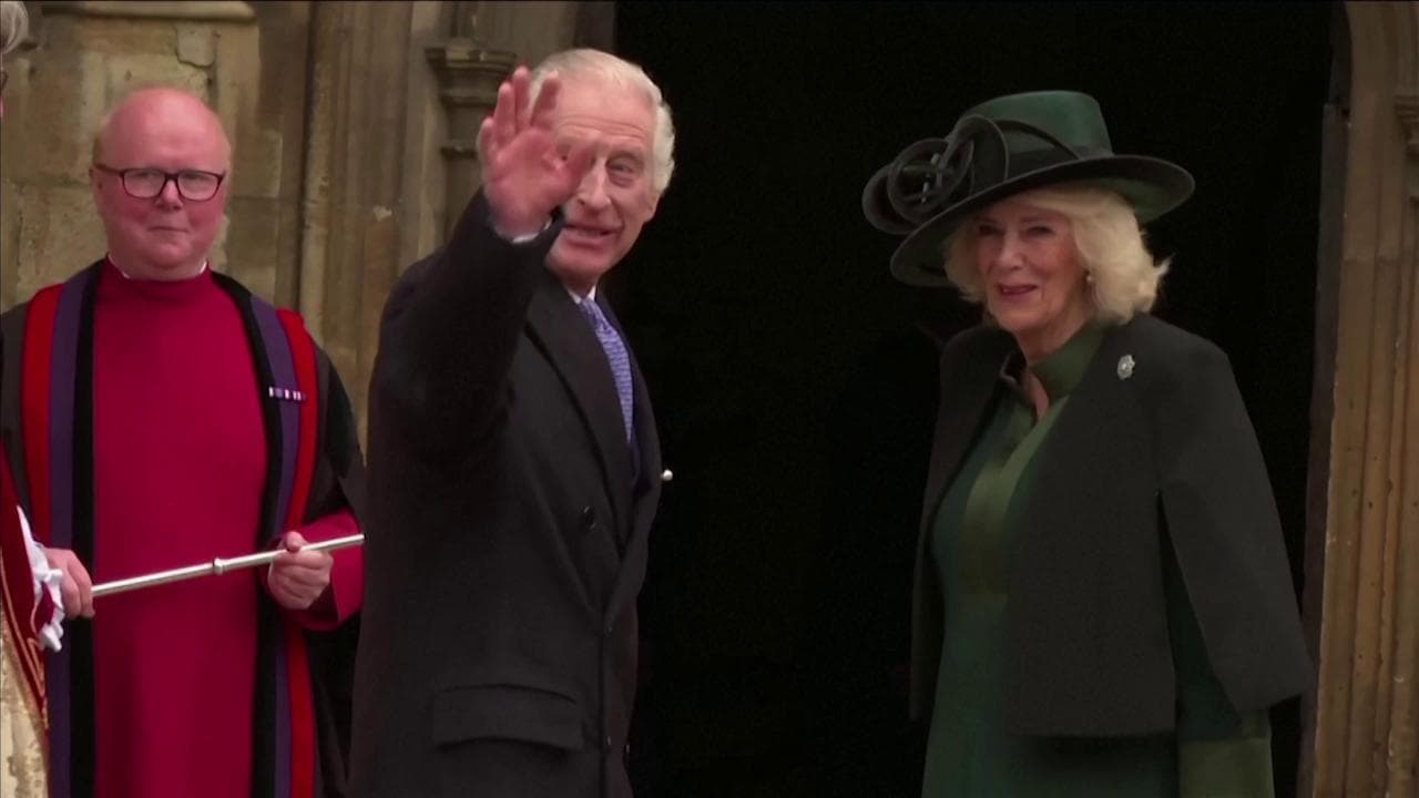 Re Carlo torna in pubblico dopo le prime cure anticancro: William e Kate assenti alla messa di Pasqua