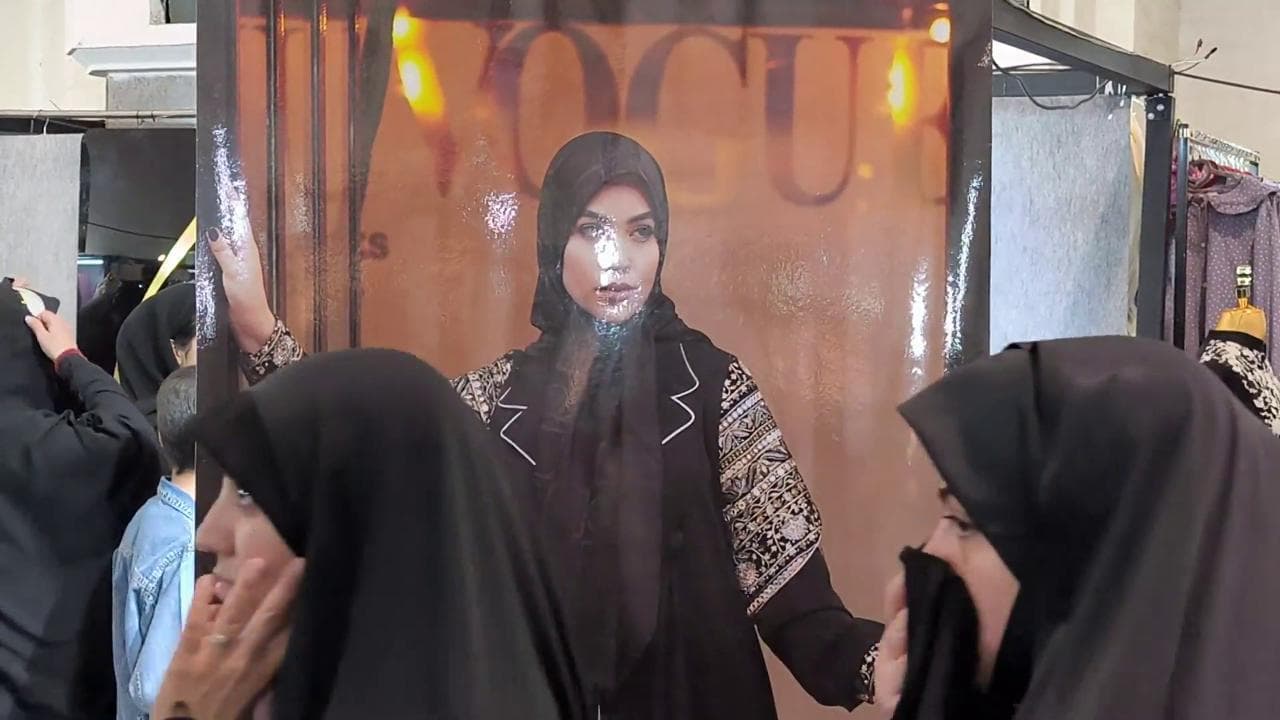 Fiera della castità a Teheran: sanzioni più dure per le donne che non indossano il velo