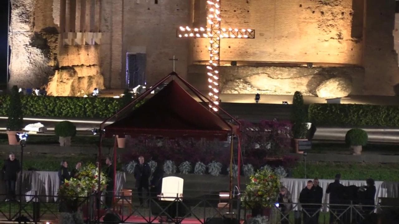 Via Crucis senza Papa Francesco, l'inizio al Colosseo