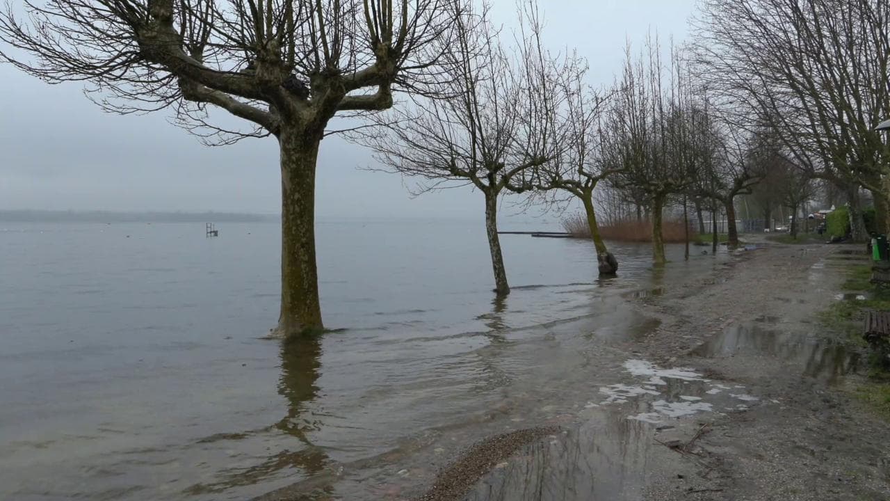 Maltempo, il lago di Varese in piena: la spiaggia alla Schiranna non esiste più