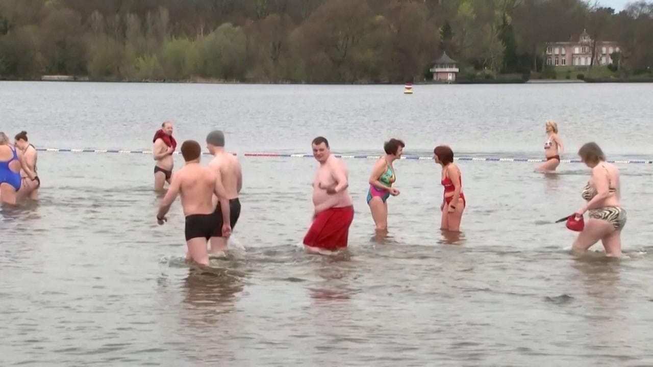 Berlino, primi bagni nel lago Wannsee nonostante l'acqua gelata