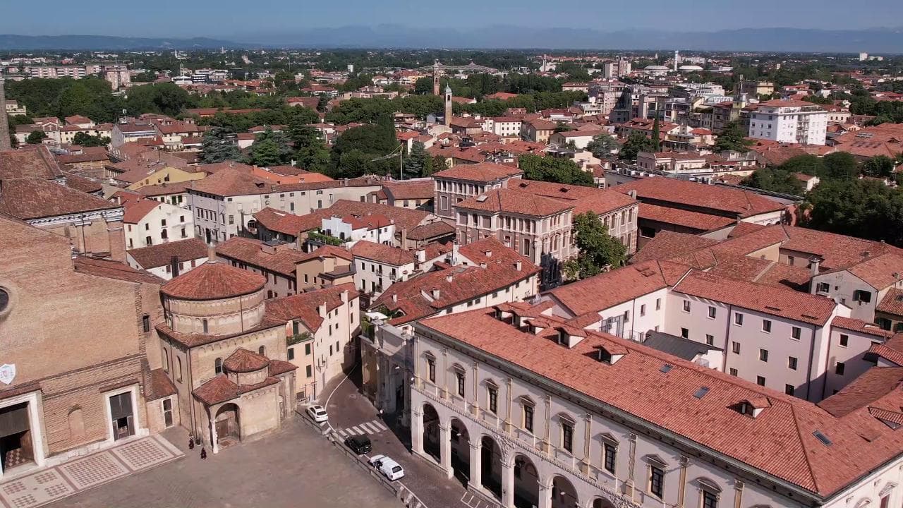 Padova con i suoi siti UNESCO, protagonista della nuova Guida di Repubblica. Massimo Carlotto: "Una città con molte facce. Luogo di aggregazione dove tutti parlano ancora dialetto"