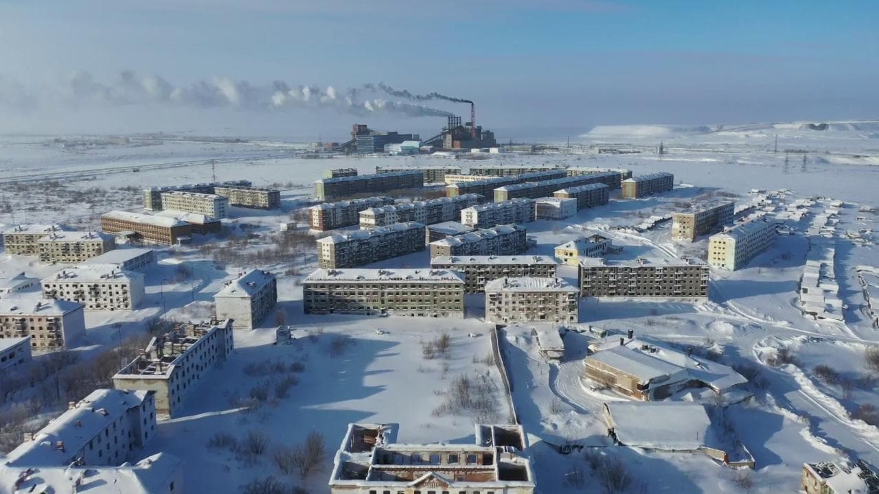 Russia, la città fantasma di Zapolyarny oltre il circolo polare: migliaia di case abbandonate