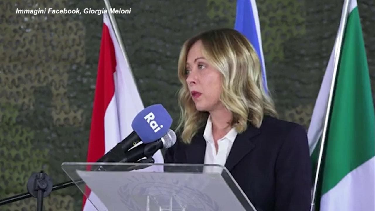 Libano, Meloni fa visita al contingente italiano: "La pace non si costruisce a parole"