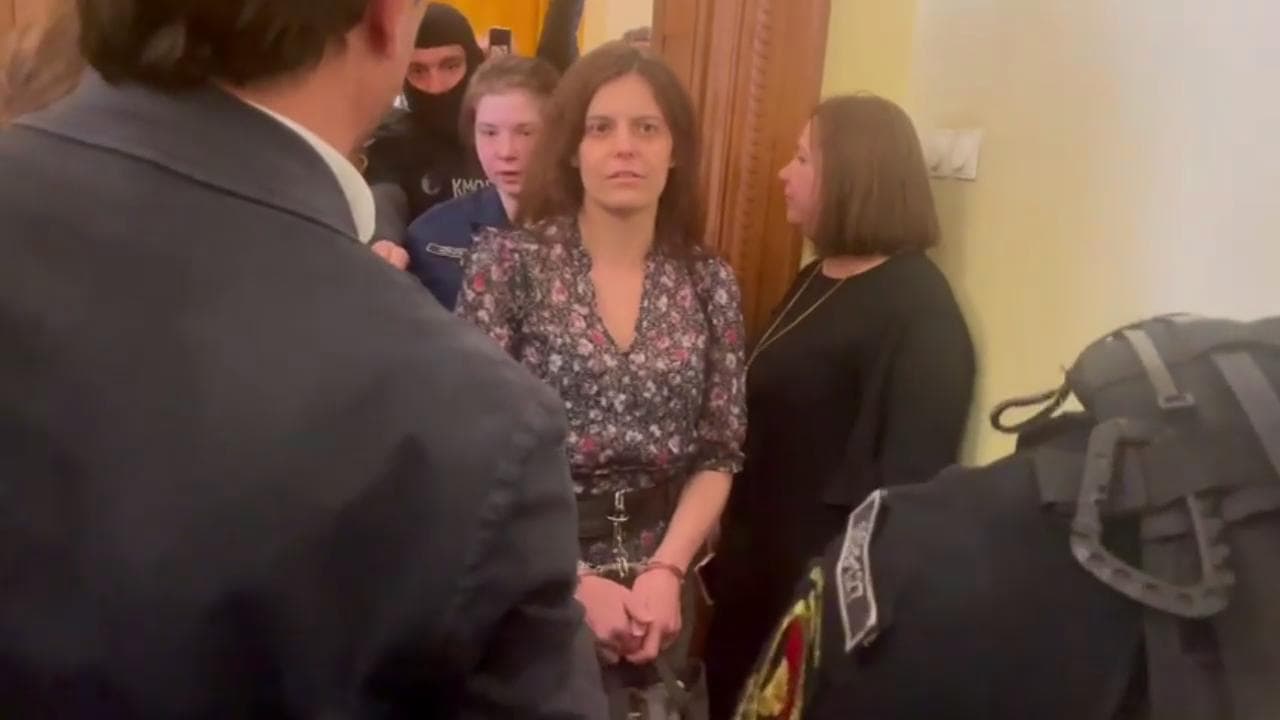 Budapest, Ilaria Salis torna in tribunale in catene