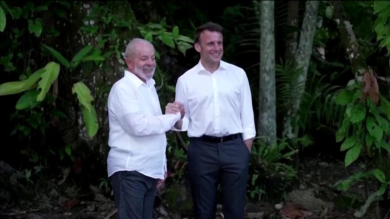 Macron e Lula insieme in Amazzonia: "Un miliardo di euro per proteggere la foresta"