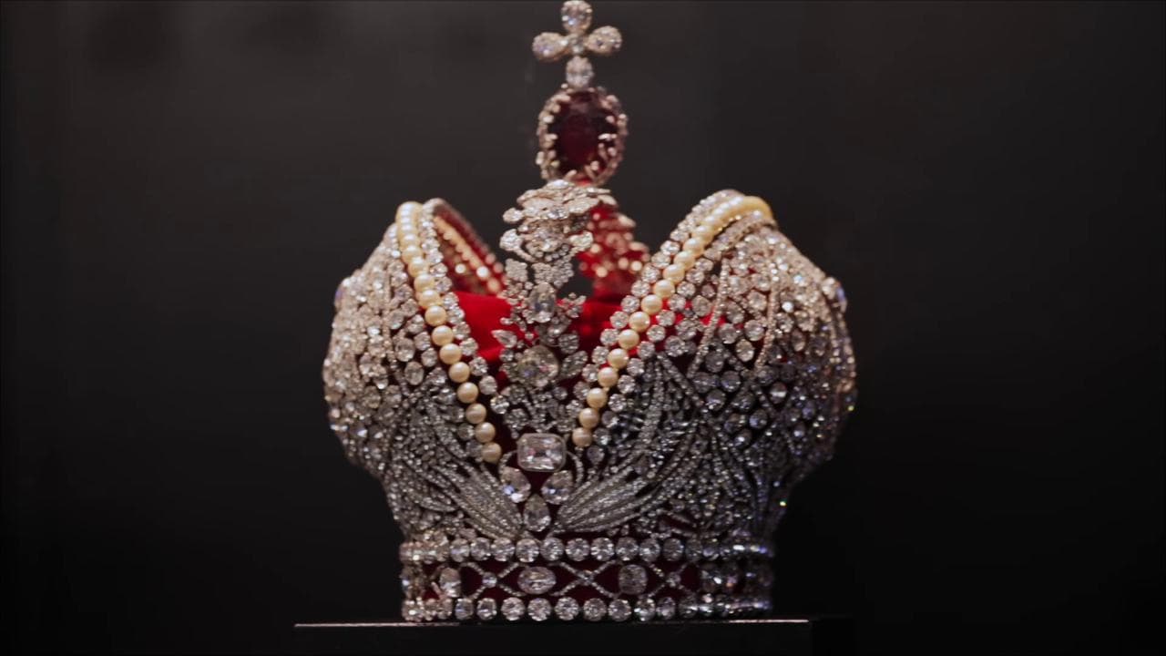 Cinecittà si mostra: dagli abiti di ‘Napoleon' alle corone di Queen Charlotte