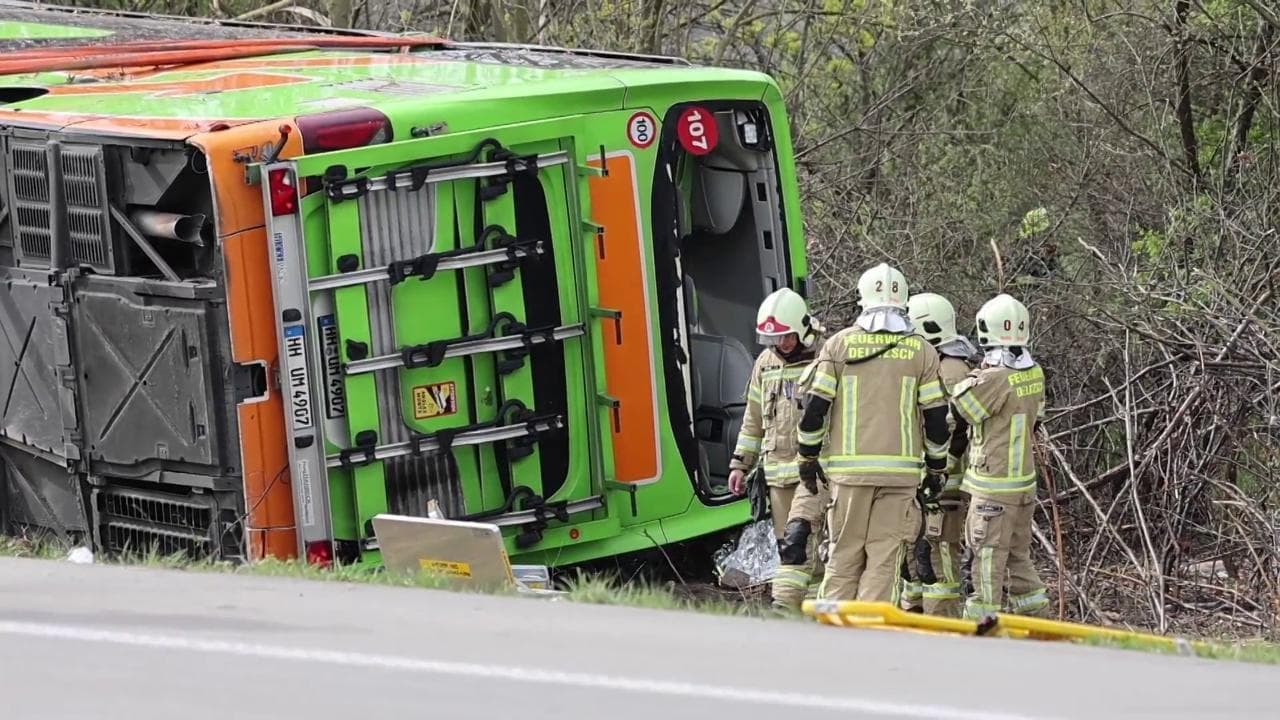 Germania, Flixbus esce di strada e si ribalta: 5 morti. Le immagini dei soccorsi