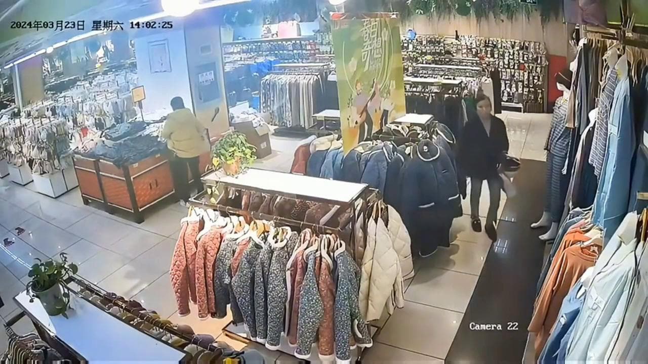 Cina, si apre voragine all'interno di un negozio: cliente sprofonda al piano di sotto