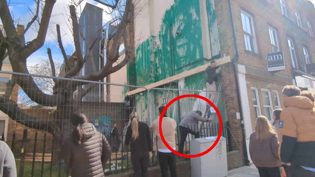 "Ecco il volto di Banksy", la ripresa amatoriale che svelerebbe l'identità dell'artista: poi il dietrofront