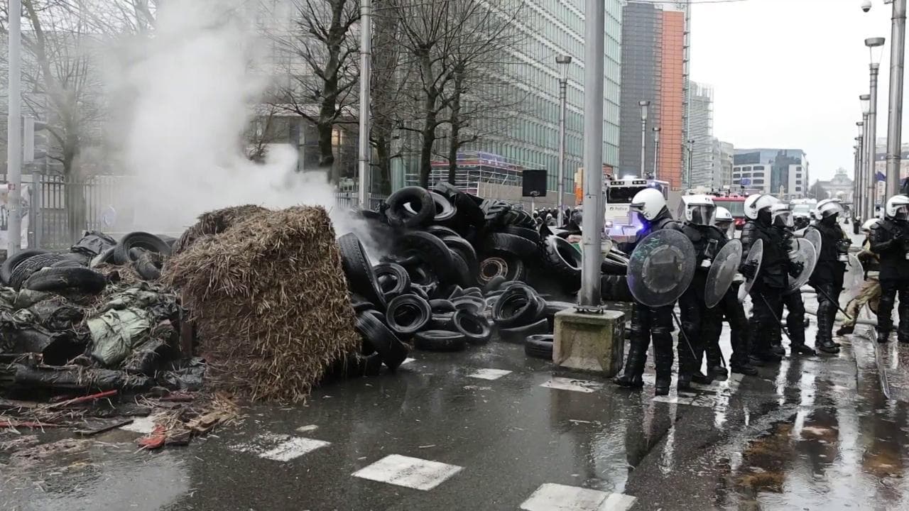Bruxelles, patate, letame e copertoni incendiati: la protesta degli agricoltori contro l'Unione Europea