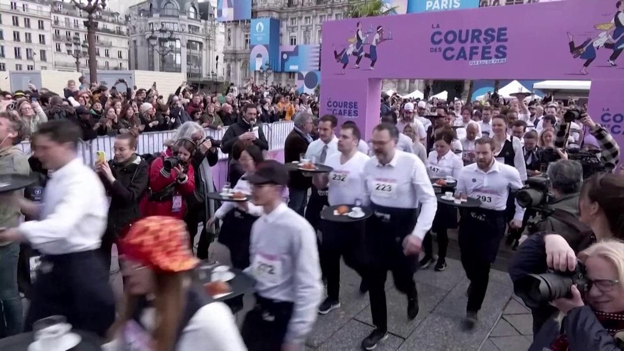 Parigi, torna la storica "corsa dei camerieri": sul vassoio, un caffè, acqua e croissant per due chilometri