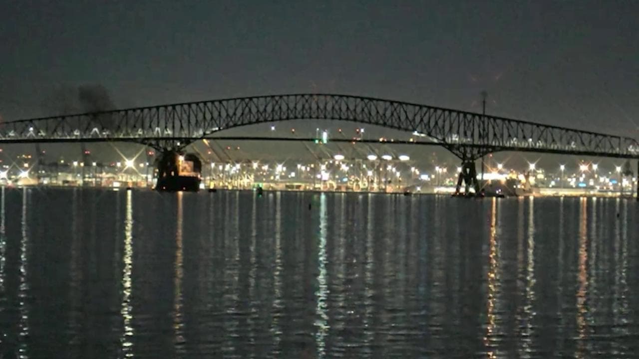Baltimora, una nave portacontainer urta il Francis Scott Key Bridge e lo fa crollare