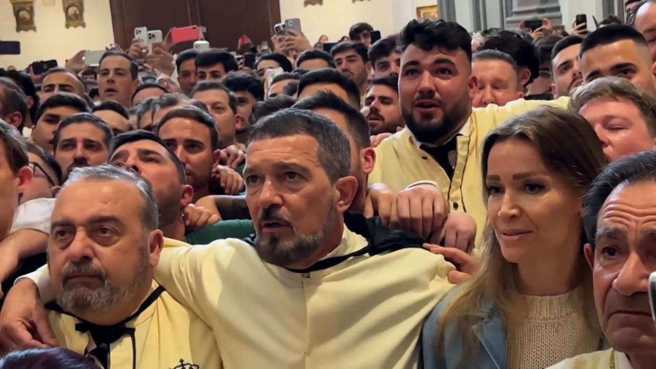 Spagna, Antonio Banderas in saio durante la processione per la domenica delle Palme