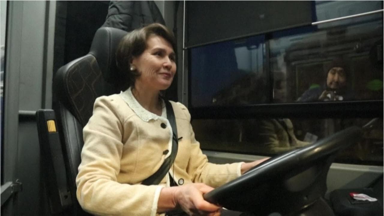 Uzbekistan, anche le donne ora possono guidare gli autobus: "Ma i passeggeri mi guardano sconvolti"