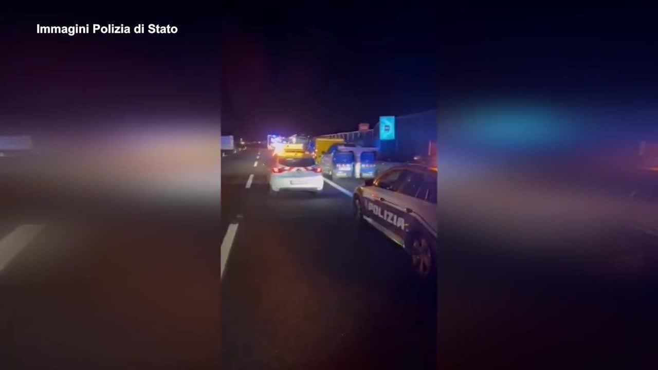 Incidente sulla A1, morto passeggero 19enne di un pullman Flixbus: le immagini dall'autostrada