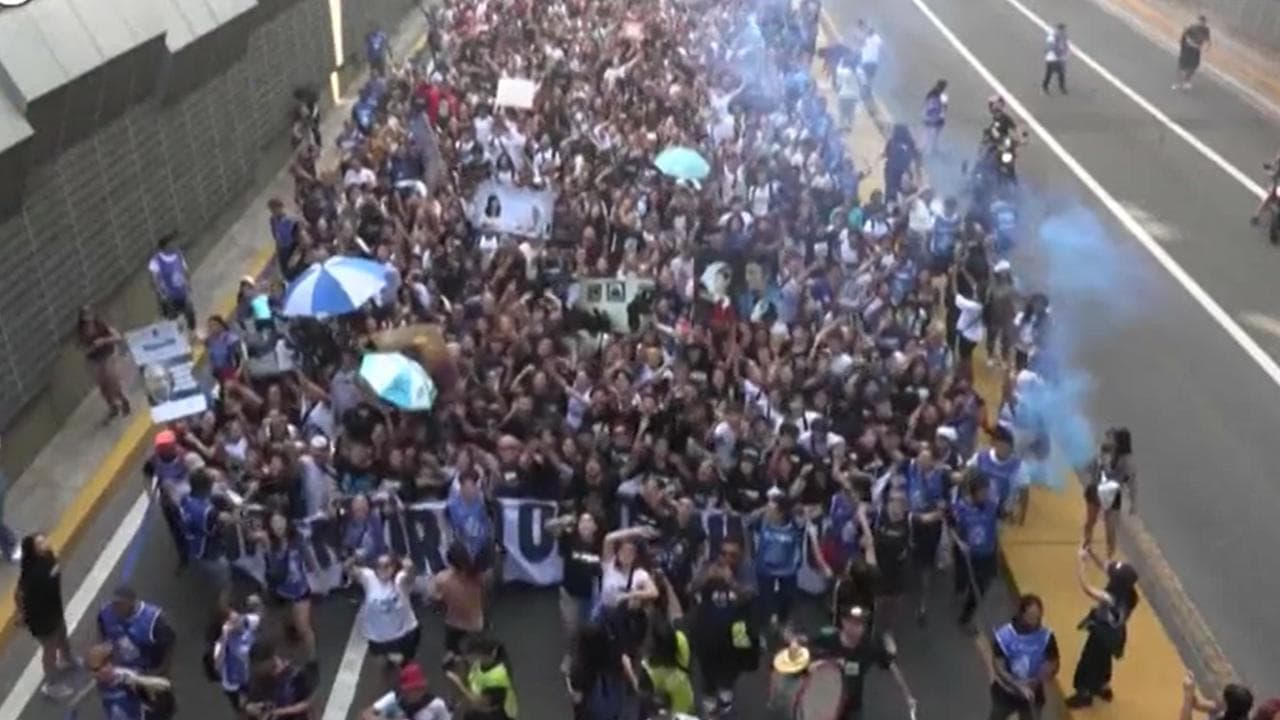 "Sono 30mila": in Argentina manifestazione in ricordo dei desaparecidos e contro il presidente Milei