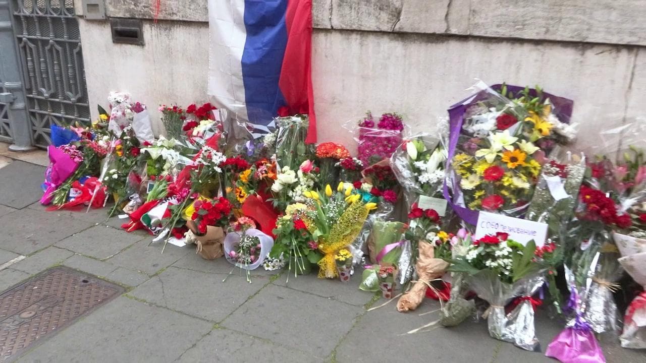 Fiori davanti alle rappresentanze diplomatiche della Russia in Italia dopo l'attentato a Mosca