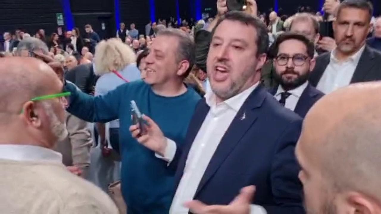 Salvini al raduno sovranista protesta per la musica: "Toglietela, è da ricovero"