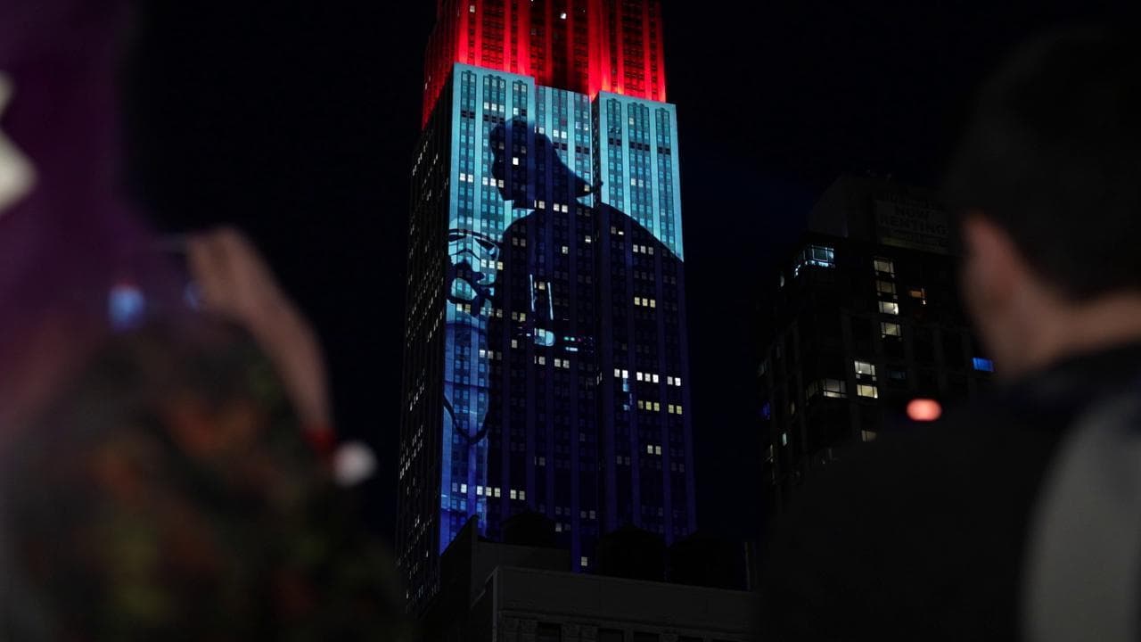 Darth Vader conquista l'Empire State Building: Star Wars proiettate sulla torre di New York