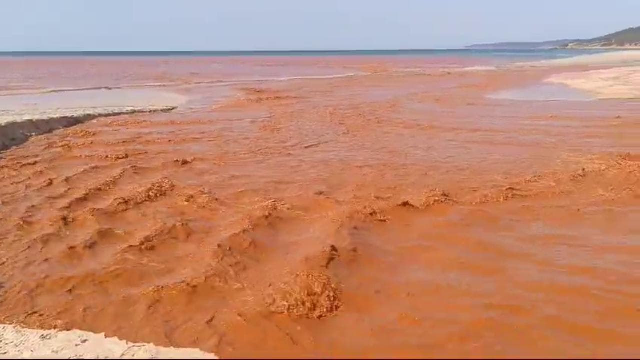 Sardegna, disastro ambientale in Costa Verde: un fiume rosso da giorni attraversa le dune di Piscinas