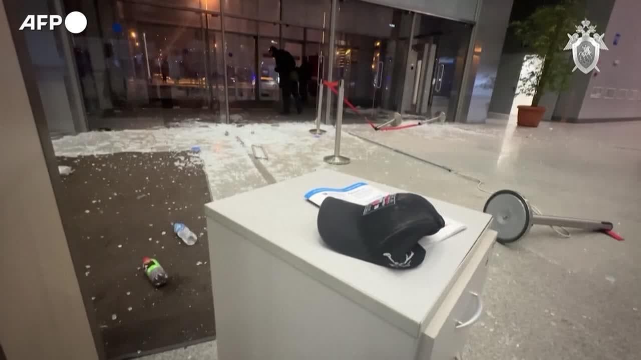 Mosca, la polizia mostra armi, caricatori e bossoli di proiettili alla Crocus City Hall dopo l'attacco terroristico