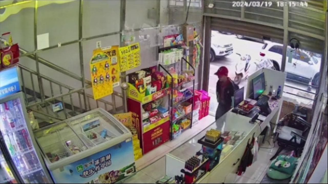 Entra di fretta nel minimarket e non si accorge che sta chiudendo: studente resta intrappolato
